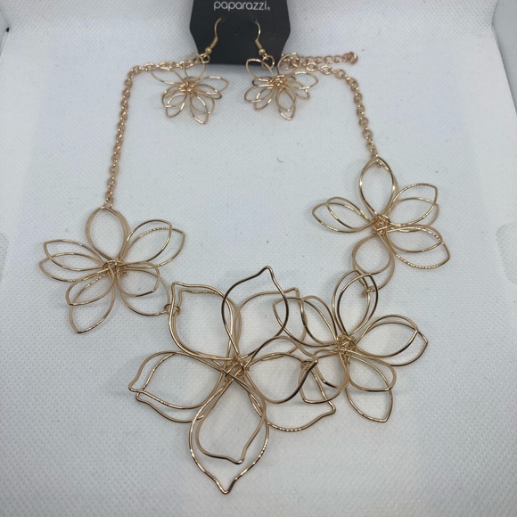 Beautiful floral, gold, lightweight necklace set
